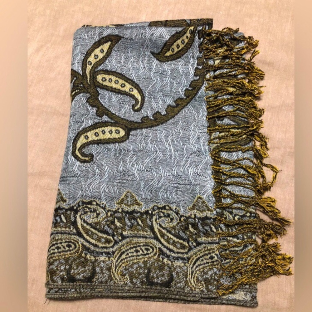 4 Scarves - Picture 2 of 9